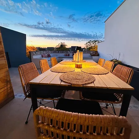 Casasotopolo, Sotogrande, Sleeps 8, Private Rooftop Pool, Easy Free Parking Villa *
