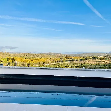 Villa Casasotopolo, Sotogrande, Sleeps 8, Private Rooftop Pool, Easy Free Parking
