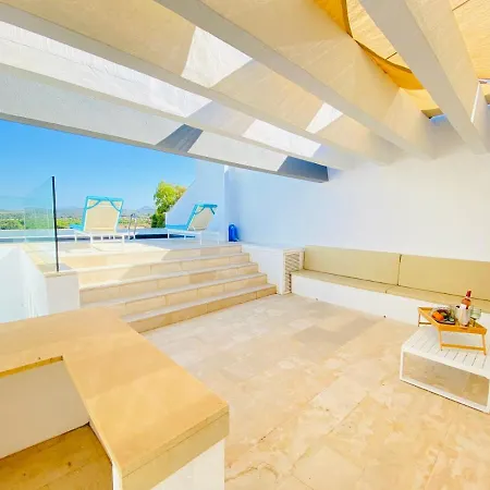 Villa Casasotopolo, Sotogrande, Sleeps 8, Private Rooftop Pool, Easy Free Parking *