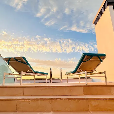 Casasotopolo, Sotogrande, Sleeps 8, Private Rooftop Pool, Easy Free Parking Villa San Enrique de Guadiaro