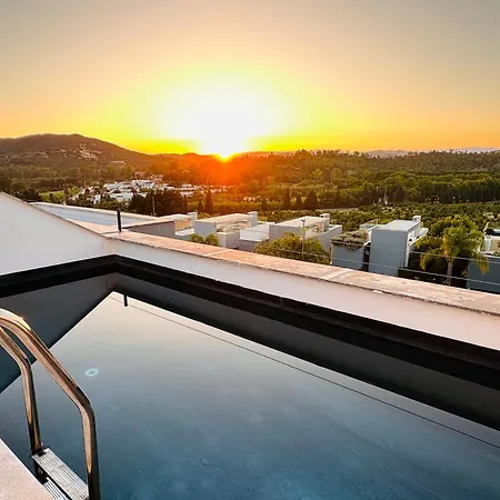 Casasotopolo, Sotogrande, Sleeps 8, Private Rooftop Pool, Easy Free Parking *